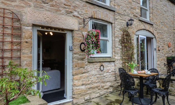 Richmond Cottage | FOXGLOVE COTTAGE, pet friendly, character holiday cottage in Richmond