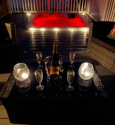 Allerthorpe Ski Chalet | Foxglove Lodge with Hot Tub