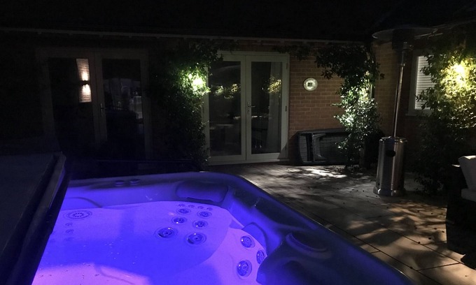 New Forest District House | Foxholes- Gated, facing South, hot tub, with three ensuites