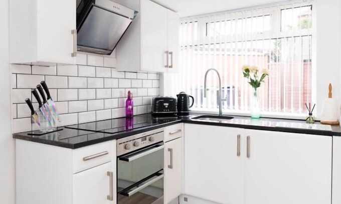 Chapeltown Apartment | Foxwood 3 Bed Apartment Secure Parking w garden