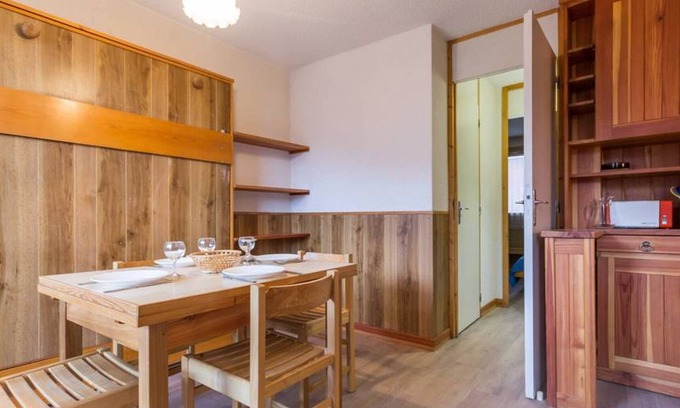 Montchavin Apartment | Bright apartment near slopes with balcony