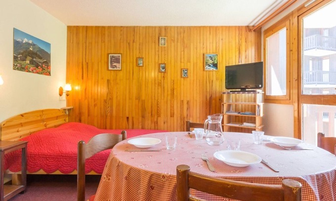 Montchavin Apartment | Functional Apartment Near Center with Balcony