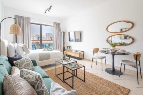 Dubai Production City Apartment | Frank Porter - Lago Vista