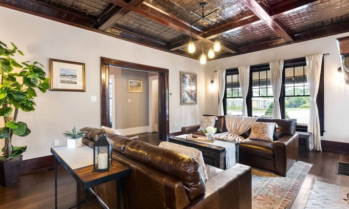 Near East Columbus House | Franklin Conservatoire Mansion- Free Parking!