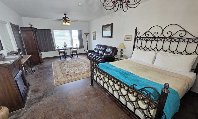 Fredericksburg Cottage | Fredericksburg Retreat | Hot Tub & Backyard Escape