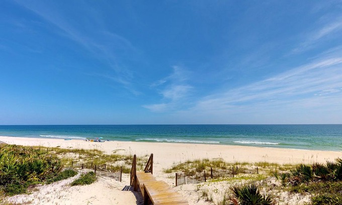 Plantation House | FREE BEACH GEAR! Beachfront Plantation, Pets, Pool, Screen Porch, 6BR/4.5BA "Casa Paradiso"