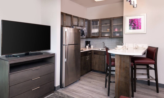 Lake Charles Condo | Free Breakfast. Outdoor Pool. Great for Groups!