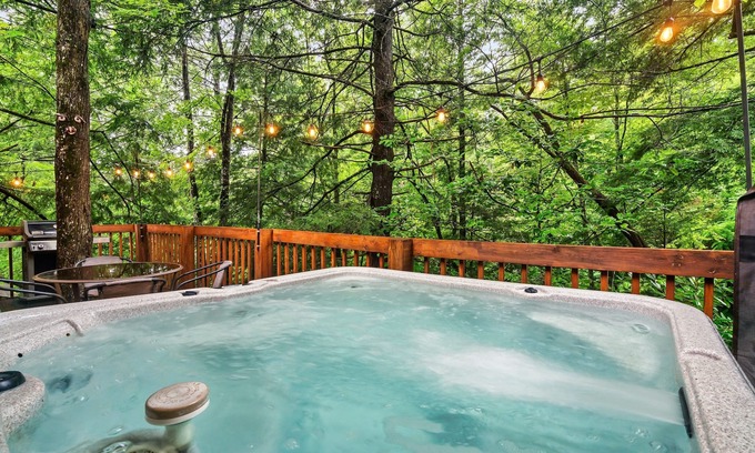 Gatlinburg Cabin | Free Dollywood Tix/Arcade/A+Location/Hot Tub