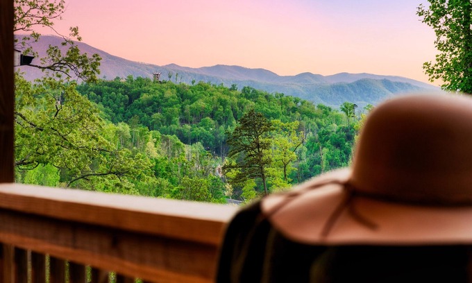 Gatlinburg Cabin | Free Dollywood Tix/Luxe/Spacious/Modern/Game Room
