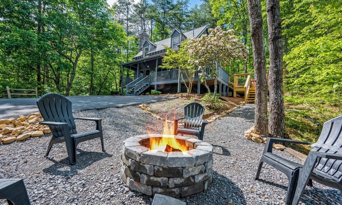 Gatlinburg - Pigeon Forge Cabin | Free Dollywood Tix/Secluded/DogFriendly
