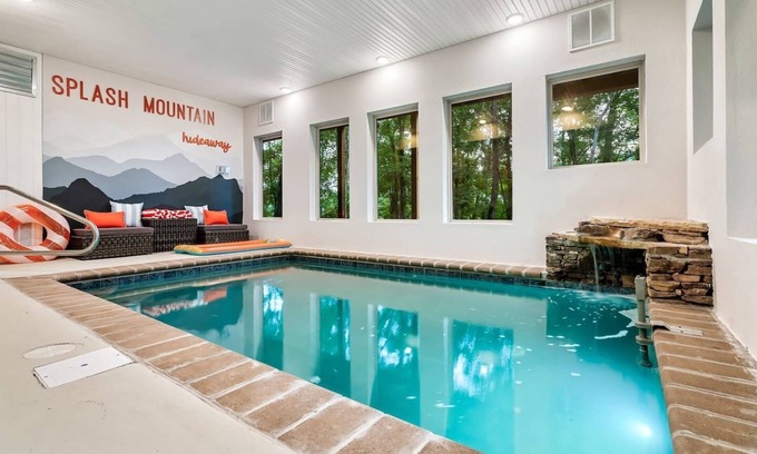 Gatlinburg - Pigeon Forge Cabin | Free Dollywood Tix/Indoor Heated POOL/VIEWS/Quiet