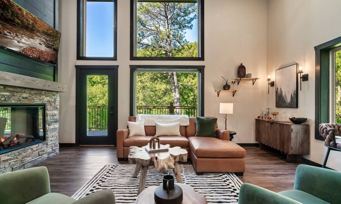 Gatlinburg - Pigeon Forge Cabin | Free Dollywood Tix/Modern/Stylish/Dog Friendly