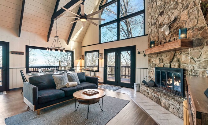 Chalet Village Cabin | Free Dollywood Tix/Views/Dog Friendly/Private