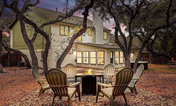 North San Antonio - SAT House | Free Fun - Daily Ticket to Attraction - Hot Tub, Fire Pit, Pool Table - Near SAT & Attractions