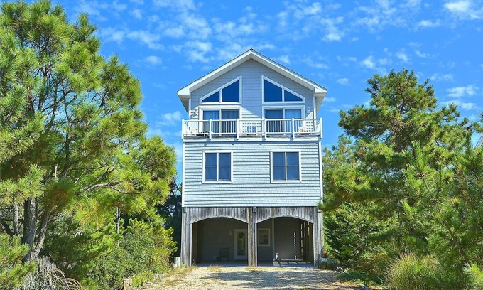 Bethany Beach House | Free Golf at Bear Trap Dunes and MORE! Wonderful OCEANFRONT with 6 bedrooms + den, 6 bath home. Terrific views of the ocean. Loaded with many extras, including elevator.