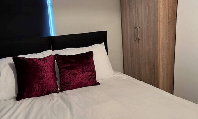 Warrington House | Free Parking! 5 Bed-5min to Centre