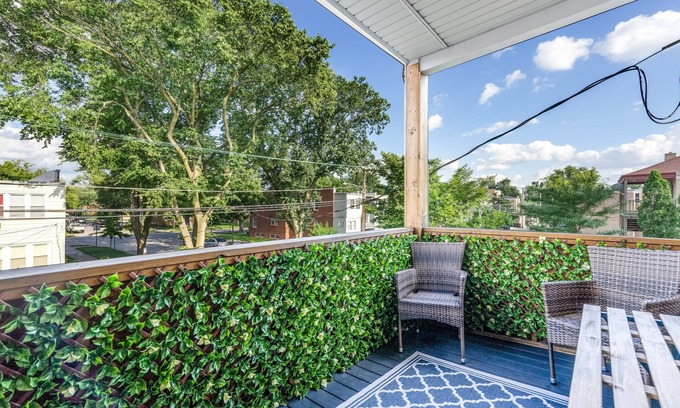 Skokie Condo | Free Parking, Balcony, near Universities, NAPA, Ravinia and train to Chicago