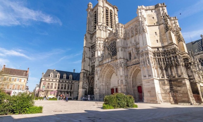 Old Town Apartment | Free parking - Family-friendly - Cathedral view - Wifi