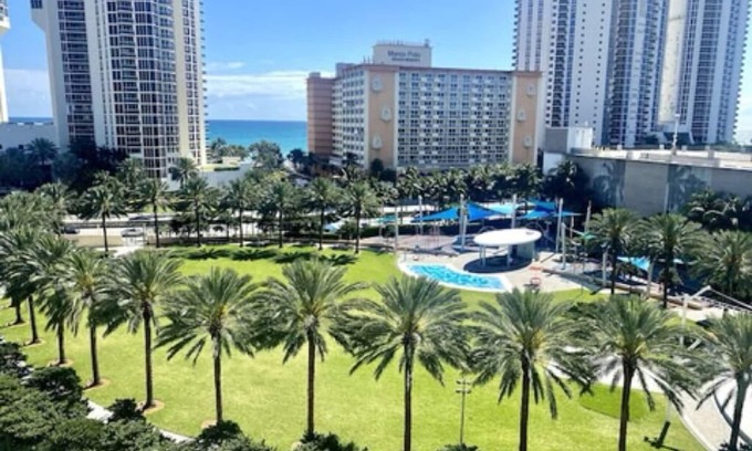 Sunny Isles Beach Condo | FREE Parking-Across the Beach-Balcony-5Min to Aventura Mall
