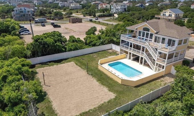 Whalehead Beach House | FREE Pool Heat, Hot Tub and 3Min Walk to Beach!