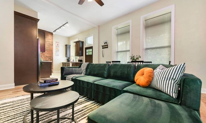 Point Breeze North Apartment | FreeParking+Netflix+BBQ Near Shops in East Liberty