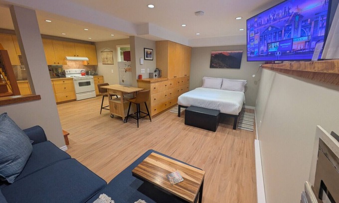 Rossland Apartment | Fresh Studio Apartment in Central Rossland