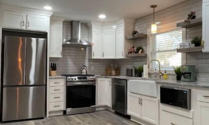 Westwood House | Freshly-remodeled, dog-friendly Westwood charmer!