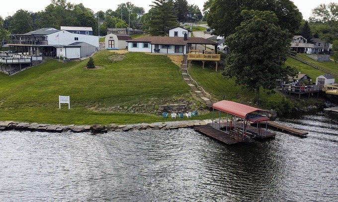 Williamstown House | Freshly Renovated 4 BR Lake House, 2 Docks, Free Kayaks, 2 Fire Pits