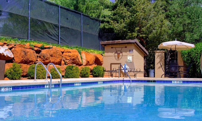 Oak Creek House | Freshly Renovated. 5 Minutes to Bell Rock. Quiet Community: Golf, Pool, Hot Tub