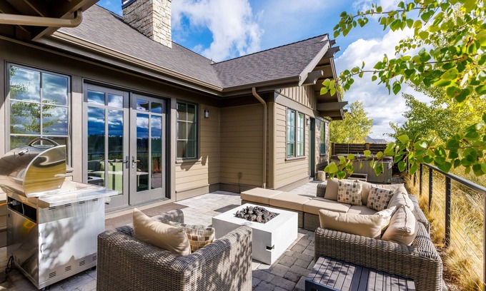 Bend House | Friendcation in Bend ~ hot tub ~ bunk beds ~ resort pool + amenities ~ golf ~🐶