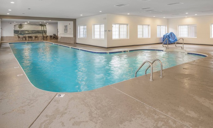 Table Rock Hotel | Friends Getaway! Close to Hollywood Wax Museum Branson, Pool, Mountain Biking