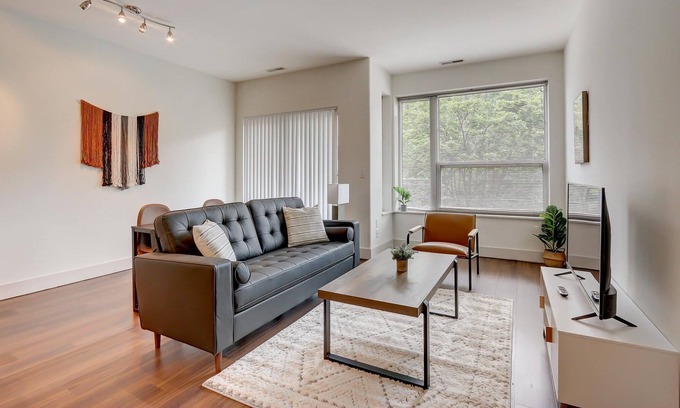 Yankee Hill Apartment | Frontdesk | 1 BR Apt by the Milwaukee Art Museum