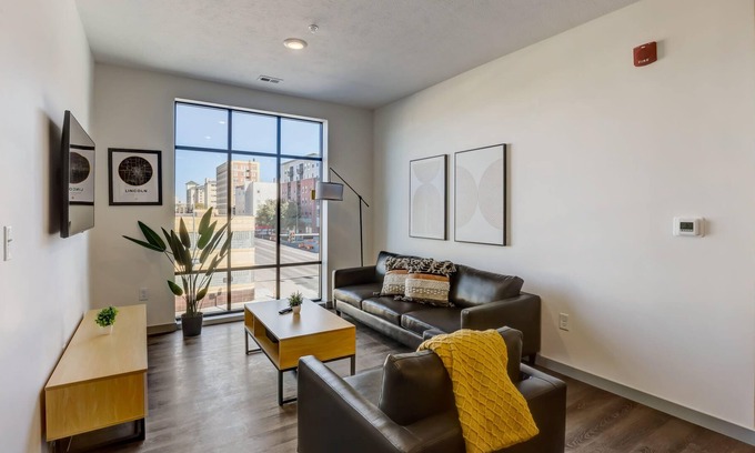 Downtown Lincoln Apartment | Frontdesk | 1 BR Apt near Boiler Brewing Company