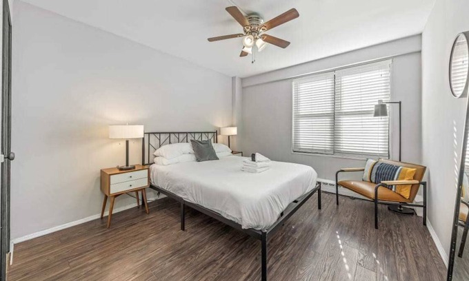 Hyde Park Apartment | Frontdesk | 1 BR Apt with Fast Transit to UChicago