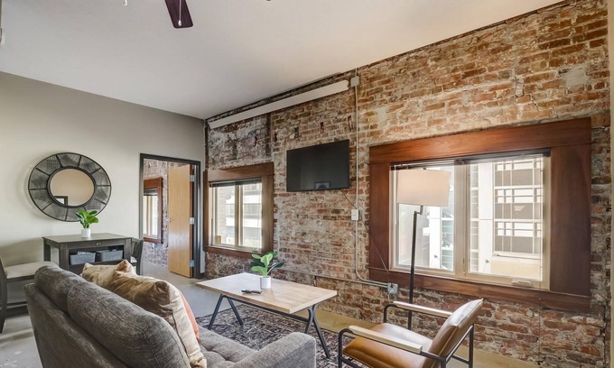 Downtown Lincoln Apartment | Frontdesk | 2 BR Apt by Memorial Stadium