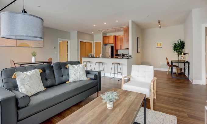 Yankee Hill Apartment | Frontdesk | 2 BR Apt close to Discovery World