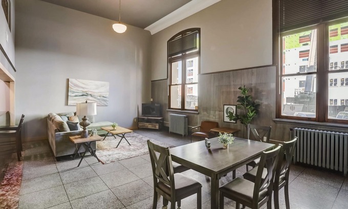 Downtown Lincoln Apartment | Frontdesk | 3 BR Apt by Historic Haymarket