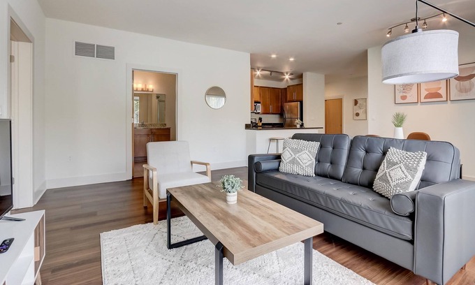 Yankee Hill Apartment | Frontdesk | 3 BR Apt near American Family Field