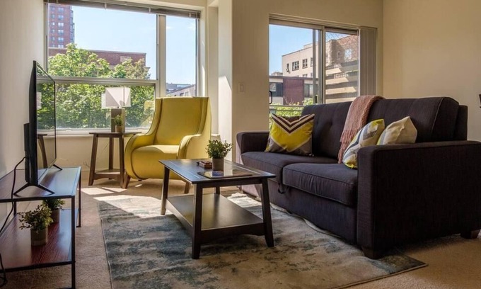 Yankee Hill Apartment | Frontdesk | Comfortable East Town 1BR Apt