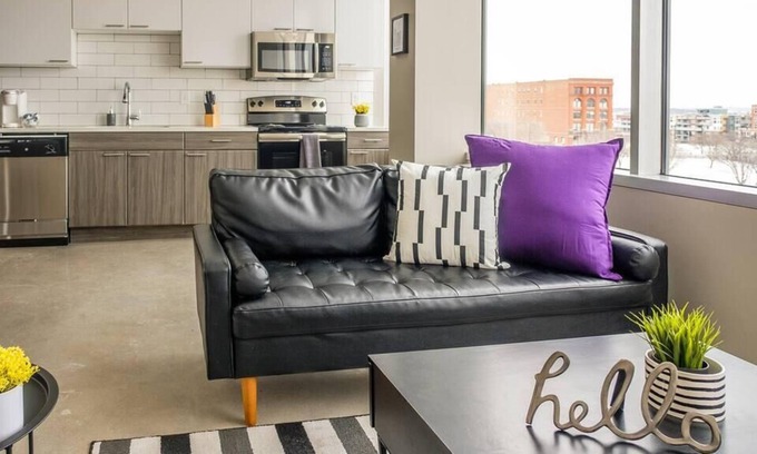Downtown Kansas City Apartment | Frontdesk | Family 2BR Apt with Washer & Dryer