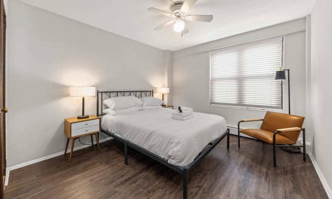 Hyde Park Apartment | Frontdesk | Open Modern 1 BR Apt by Hyde Park