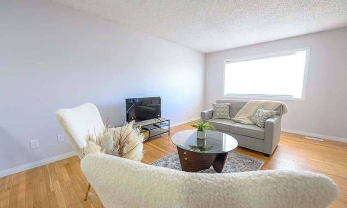 Grande Prairie House | Full Home | 3 Br 2 Bath | Garage | Free WIFI