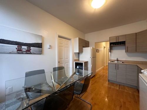 Verdun House | FULL KITCHEN 10min from DTOWN Room B