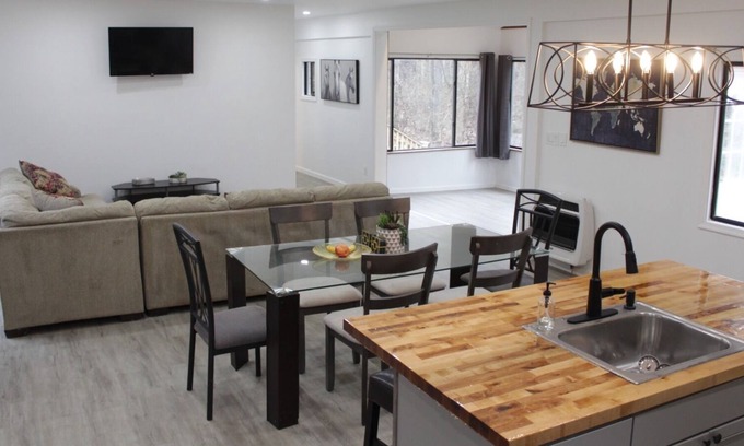 Canadensis House | Full Private House On A Creek With Sauna & Hot Tub