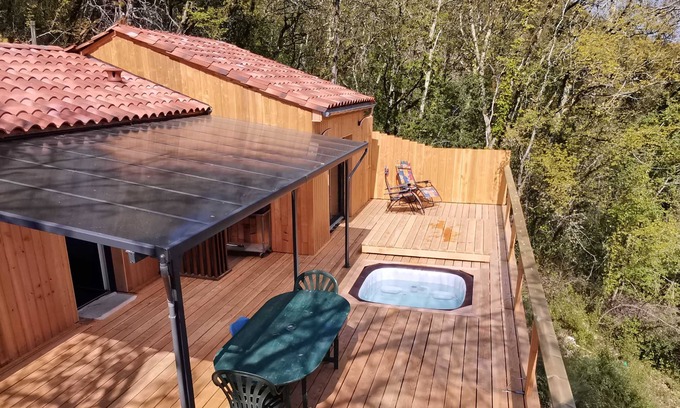 Saint-Vincent-de-Cosse Ski Chalet | Fully enclosed south-facing chalet