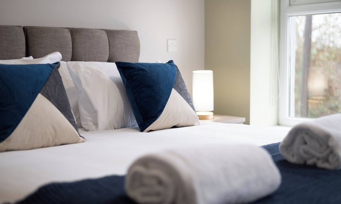 Landore Apartment | Fully Equipped Kitchen, Triple Room, Parking