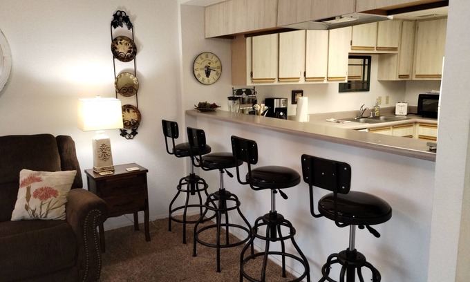 Lake Havasu City Condo | Fully furnished condo adjacent to golf course. 2 minute walk the London Bridge