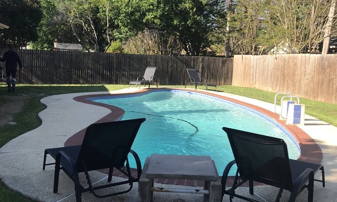 West Arlington House | Fully Furnished 3/2 with pool for 30+ day stays in Arlington Texas!