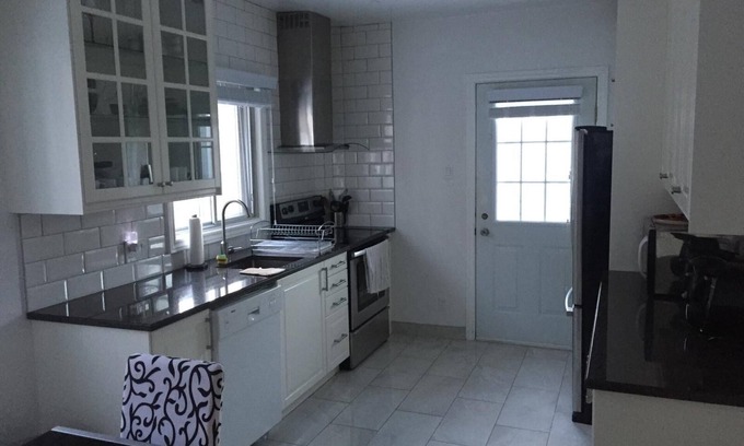 Cote-Des-Neiges—Notre-Dame-De-Grace Apartment | Fully Furnished Home for Your Perfect Getaway!
