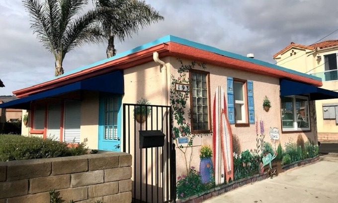 Downtown House | Fully Renovated 1 Bedroom Beach House - Steps to the Sand, View of the Pier -.